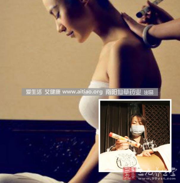 足三里穴是位于外膝的下3寸、脛骨外側(cè)一橫指左右的位置，艾灸10-15分鐘即可，需堅(jiān)持一段時(shí)間，很快可以看到祛濕的效果。